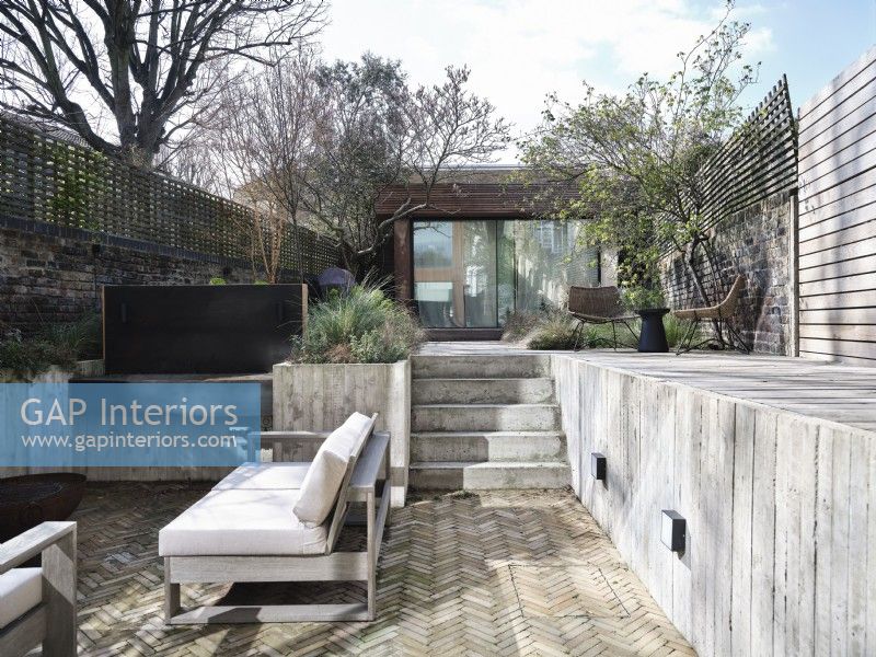 Garden with seating and a modern outbuilding