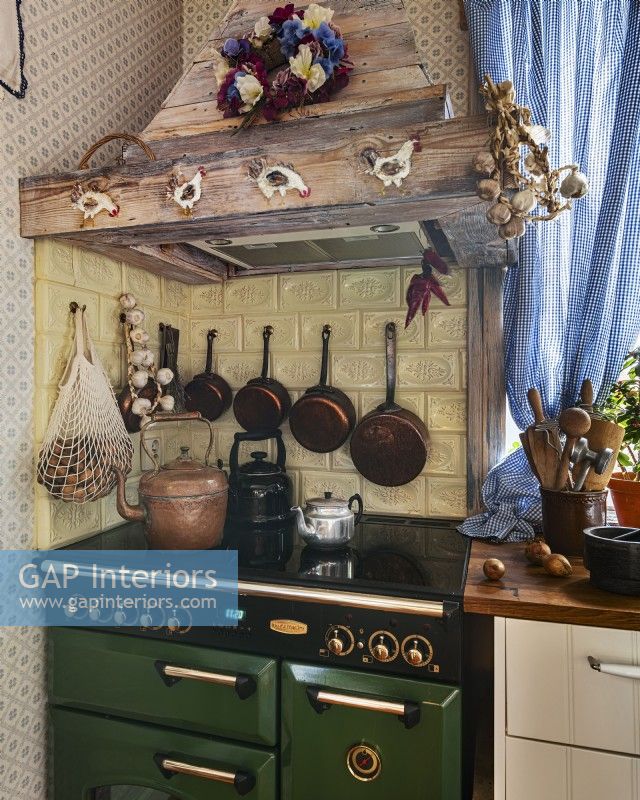 Kitchen inspired by the old English style