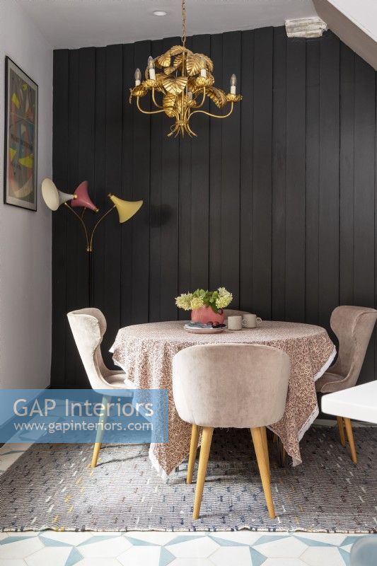 Vintage inspired dining corner with painted panelling
