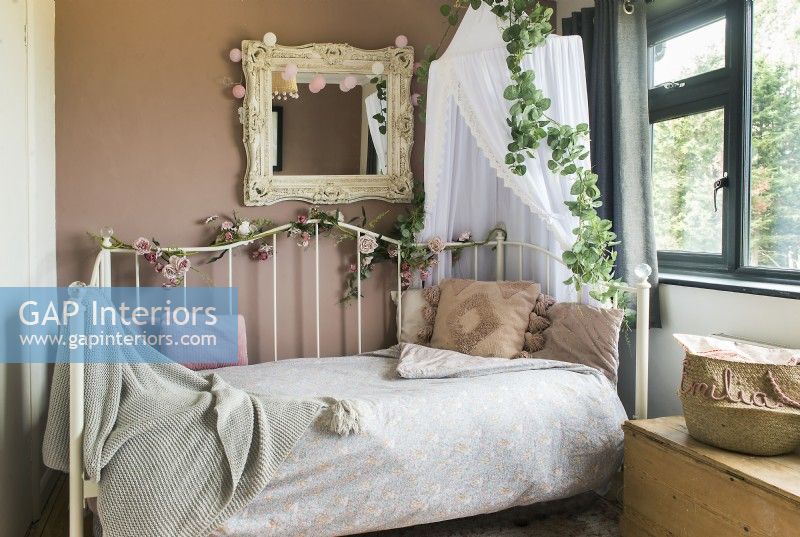 Romantically styled daybed