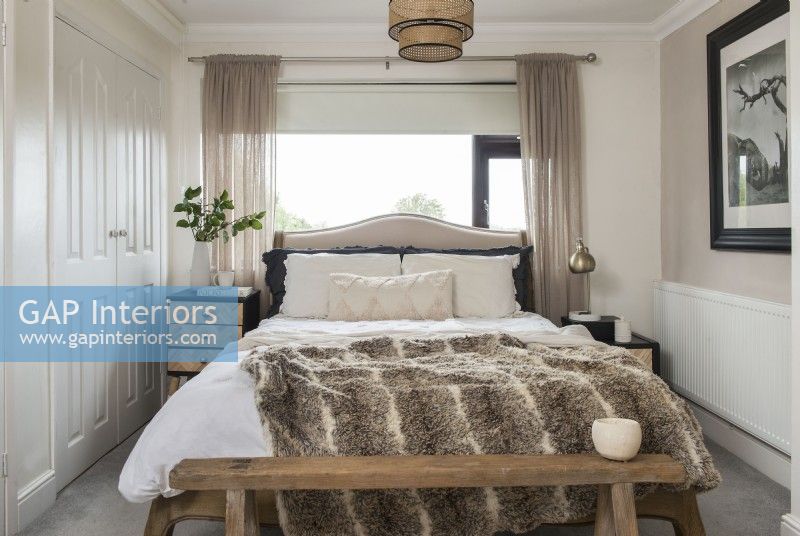 Modern bedroom - neutral colour scheme