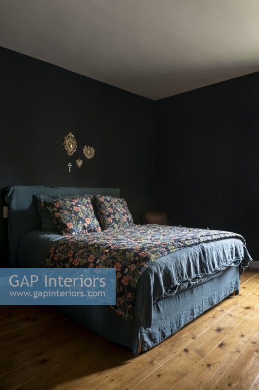 Floral bedding in black painted bedroom