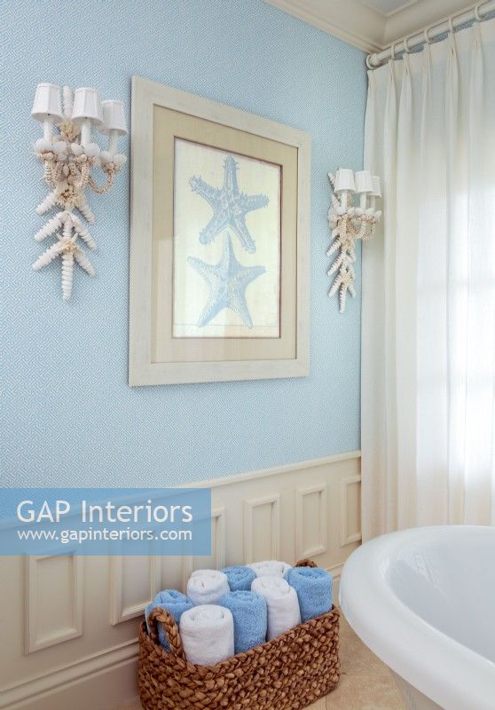 A starfish print and shell-studded wall sconces woes the near-by beachside location.