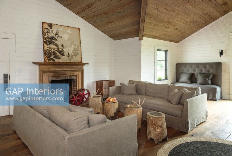 Twin sofas and a banquette are outfitted in pure washable Belgian linen. 