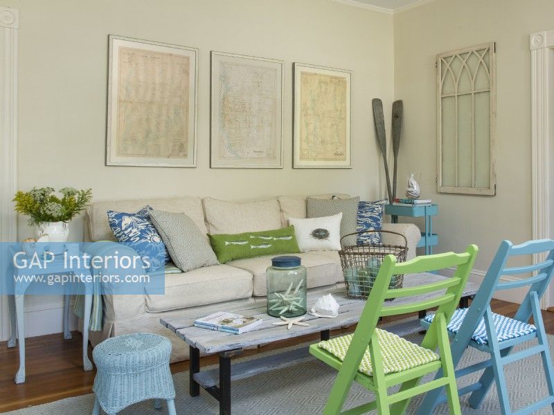 Colorful and versatile furnishings make the living room comfortable.