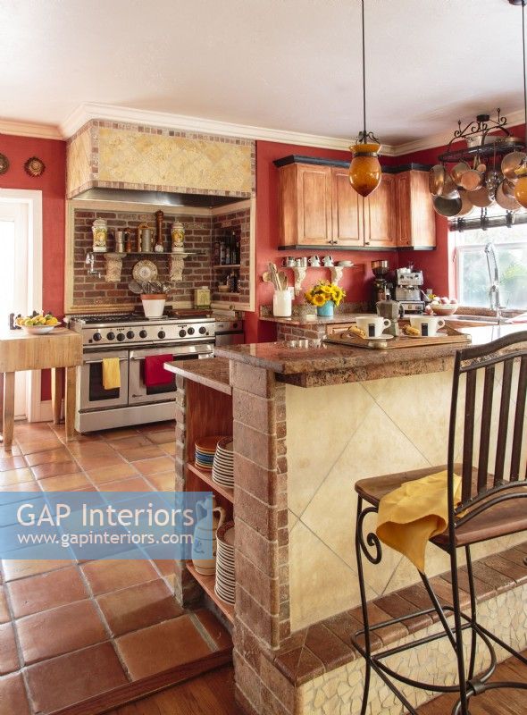 With its warm tones, plaster walls, stones, bricks and tiles, the kitchen is a study in Tuscan style. 