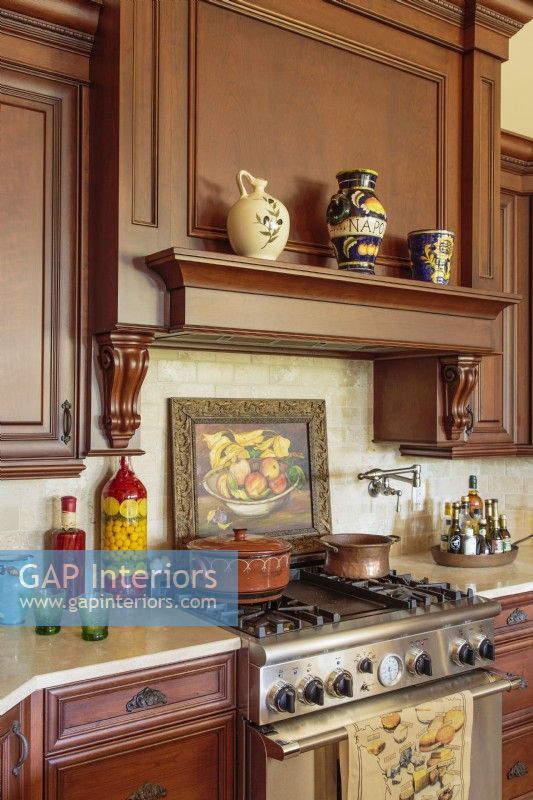 Italian and French jugs and pots infuse the kitchen with Mediterranean vibe.