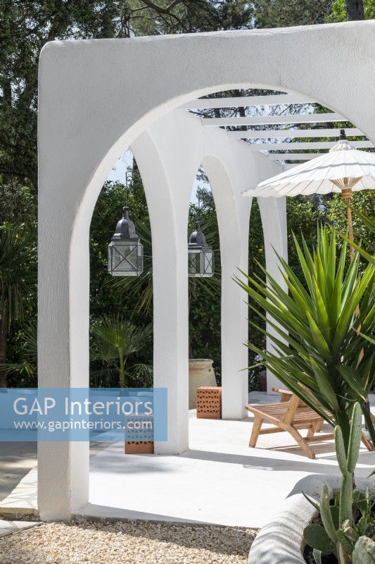 White terrace with built-in pergola - architectural detail