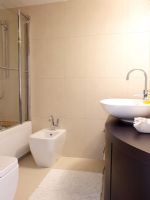 Contemporary bathroom with large wall tiles and bidet 