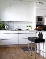 Modern seamless kitchen with white units 