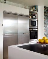 Contemporary kitchen with integrated appliances 