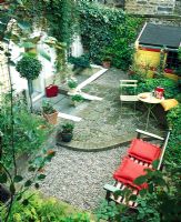 Garden with seating area 