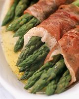 Cooked asparagus with prosciutto