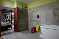 Modern en-suite bathroom 