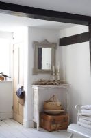 Console table and mirror in living room 