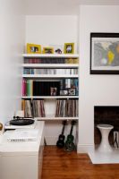 Built-in shelves in modern living room 