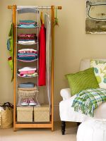Freestanding storage unit for clothing