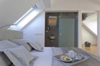 Modern bedroom with en-suite bathroom 