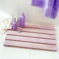 Wooden bath mat and accessories 