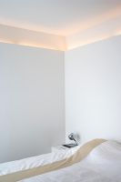 Up lighting in contemporary bedroom 