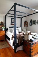 Fourposter bed in country bedroom 