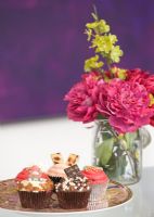 Cup cakes and flowers 