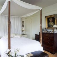Classsic four poster bed 