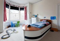Childs bedroom with boat shaped bed