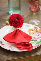 Place setting with Dahlia 'Fenstergucker'