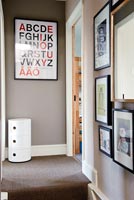 Compact landing with retro storage cabinet
