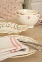Floral tableware