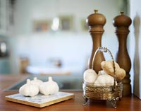 Garlic bulbs and ginger on kitchen counter