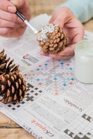 Step by Step guide for painting pine cones for a simple table decoration - Painting pine cone