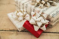 Creating a simple Christmas wrapping decoration using old book pages - finished bows on presents