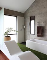 Contemporary en suite bathroom