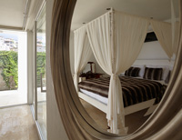 Four poster bed reflected in mirror