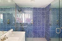 Shower cubicle with patterned tiles