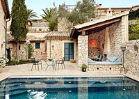 Traditional patio with swimming pool