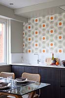 Patterned wallpaper in kitchen
