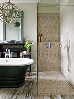 Shower with patterned tiles