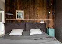 Wooden cladding behind bed