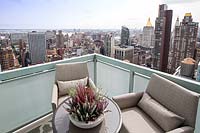 Balcony with views over New York