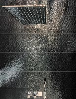 Shower cubicle with textured tiles