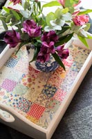 Patterned tray