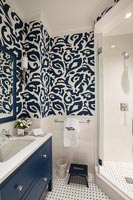 Blue and white wallpaper in the bathroom