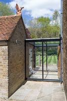 Contemporary connecting glass annexe
