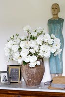 Vase of white roses 