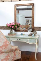 Romantic console table used as dressing table 