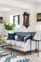 Modern living room with blue and white colour scheme 