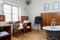 Classic bathroom with terracotta floor tiles 
